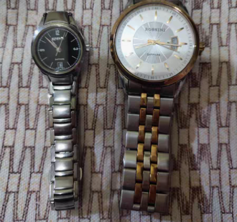 出两块手表蓝宝石镜面，女表依波专柜299买...