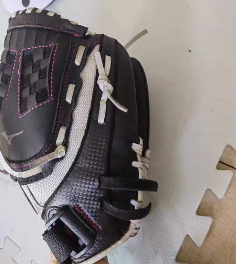 棒球手套，9成新，没有磨损，就是白色没有洗...