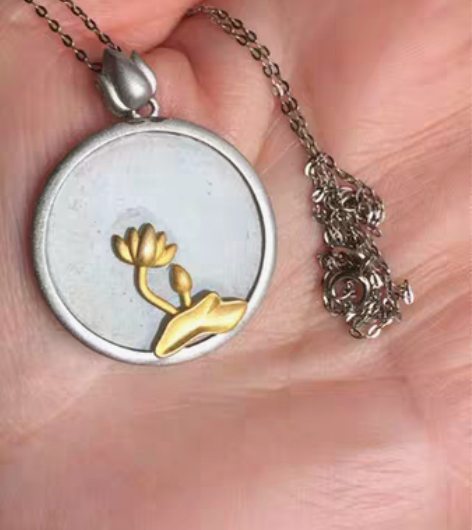 银镶翡翠吊坠一朵清莲飘浮在清清的湖水中，淡...