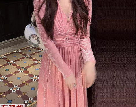 转卖法式甜美气质V领压花丝绒连衣裙女高级感...