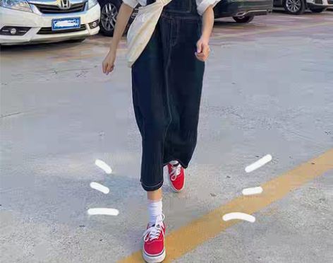 转卖春夏新款大码复古牛仔背带裙女宽松显瘦学...