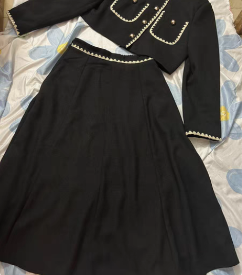 包邮小香风套装，出门太急，没拍好，一套衣服...