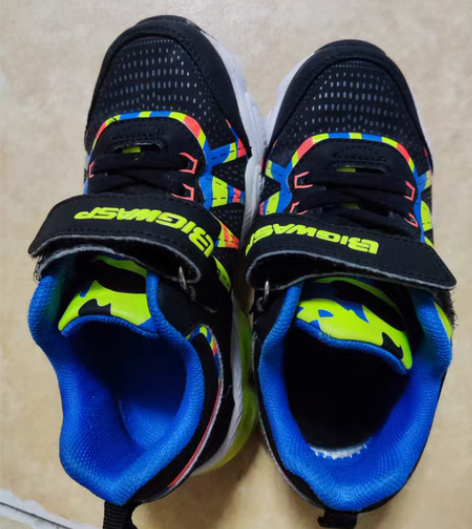 包邮大黄蜂，万达实体店购买内长19，孩子穿...