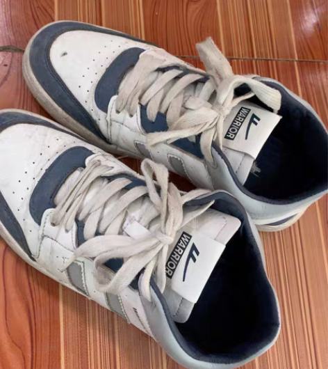 回力男鞋，299专卖店购买，脏了没有洗，破...