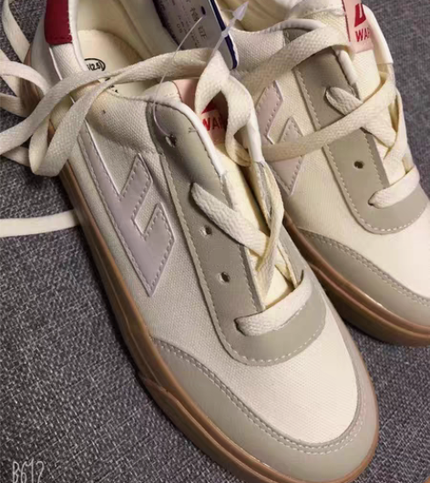 包邮回力35码！鞋带有点脏了，实惠不要错过...