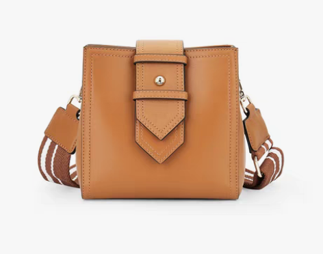 转卖买了就背过一两次,非常新,宽的包带都没...