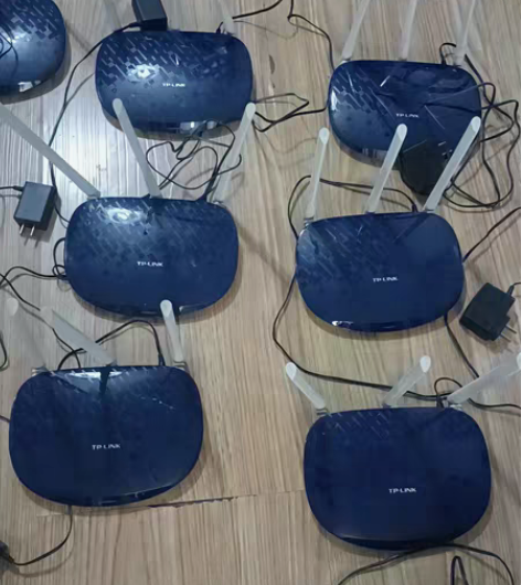 包邮T P-LINK路由器9成新以上膜刚撕...