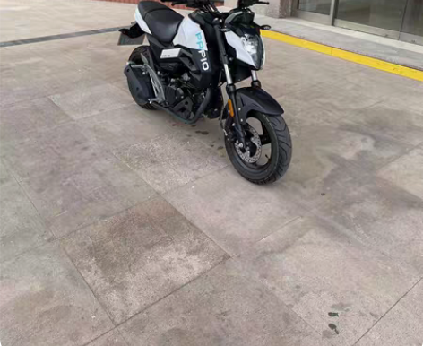 春风狒狒125摩托车22年4月上牌女士个人...