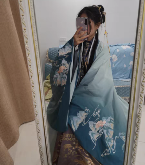 出租汉尚华莲披风 自己内搭配的空谷记一套织...