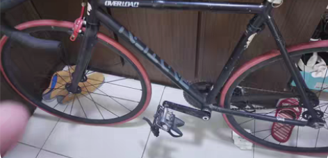 死飞，现在不骑了，中空一体牙盘，轮子是碳纤...