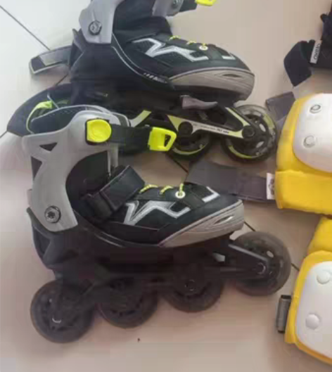 oxelo儿童轮滑加护具 迪卡侬店里购买，...