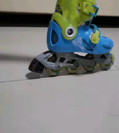 迪卡侬轮滑鞋30-32可穿，可调节有意者联...