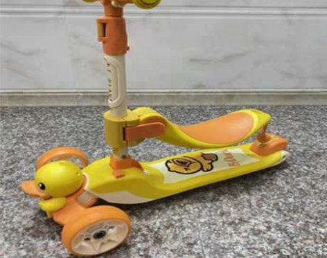 包邮新款乐的小黄鸭滑板车儿童款宝宝三合一可...