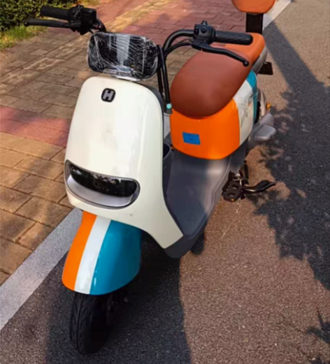 哈啰电动车，全新，刚买一周，家里买车了，所...