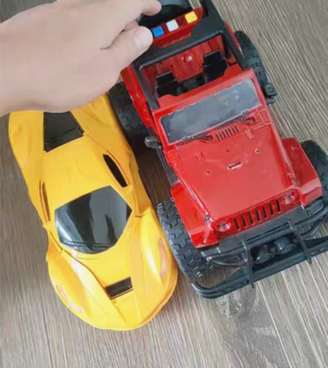 黄色变形金刚车，一边走一边变形。 红色惯性...