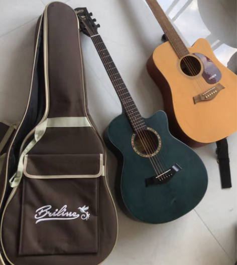 包邮两把吉他，一把琴头被我撞了，一把弦绣了...