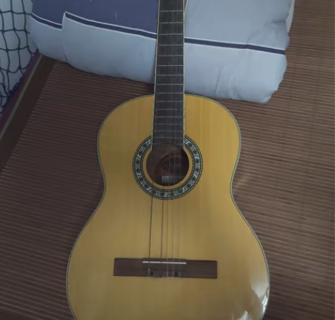 二手吉他，一直放家里落灰，弦要换了，带个雅...