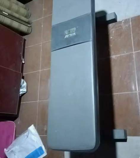 哑铃凳，放了四五年没有用，能用的朋友来拿去...