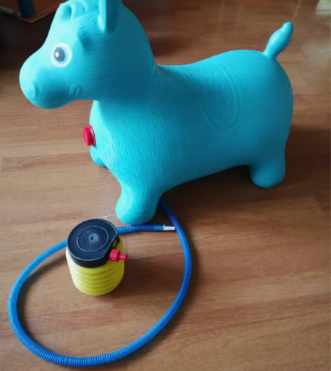 摇摇马9成新,比较厚实,充器配件齐全,9成...