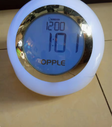 可移动式灯具。带表，可定时，当闹钟。学生的...