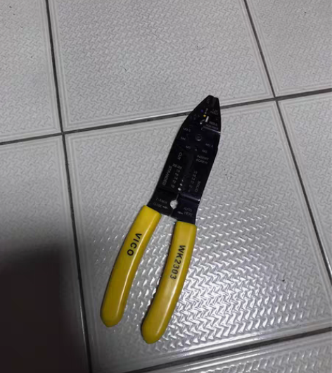 出威克品牌多功能压线，剥线钳一把 感兴趣的...