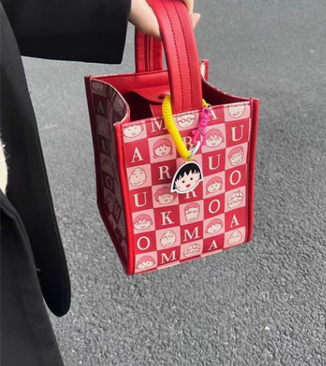 包邮2022新款樱桃小丸子同款包可爱卡通挂...