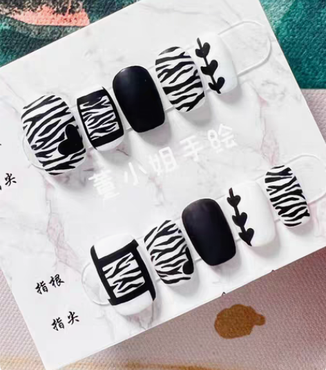 包邮定制穿戴甲,斑马纹手绘。黑白配色很经典...