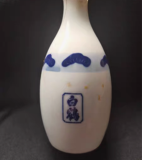 清末。白鹤玉瓷酒壶。有一大冲线。 感兴趣的...