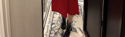 这衣服是定制的！很正的中国红颜色，没有里衬...