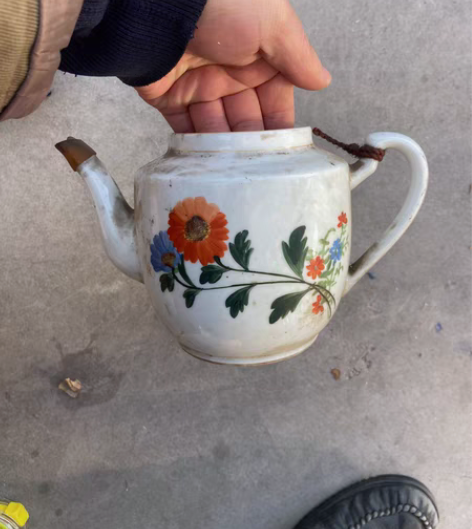 包邮好品相文革景德镇款手绘一枝花茶壶肚完整...