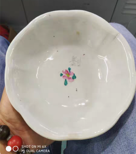 民国,葵花口粉彩碗一对,各有轻微旧窑口,油...