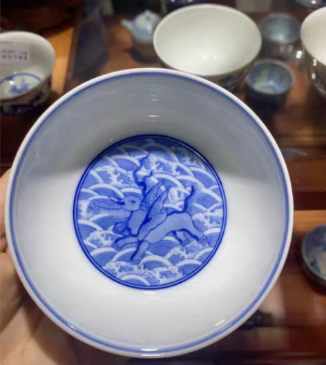 包邮景德镇艺家仁柴窑青花主人杯飞龙与海兽景德镇艺家仁柴窑烧制... 包邮景德镇艺家仁柴窑青花主人杯飞龙与海兽景德镇艺家仁柴窑烧制...