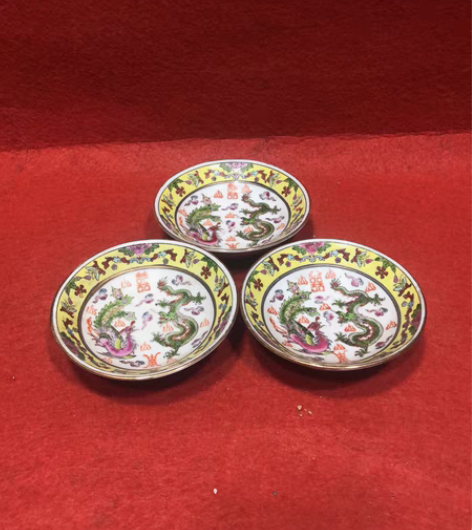 老辈子留下来的。五六七的珐琅彩小盘子，口径...