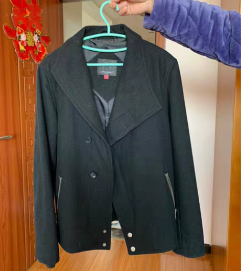 包邮黑色男士品牌大衣外套，购于专柜 穿过几...