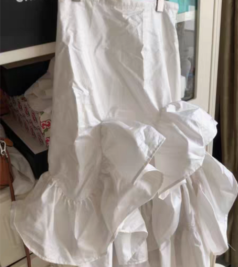 白色蛋糕裙 不规则荷叶边 光泽感半身裙 这...