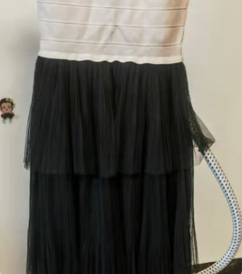 朵以蛋糕裙S码,上身是白色针织裙子是垂感很...