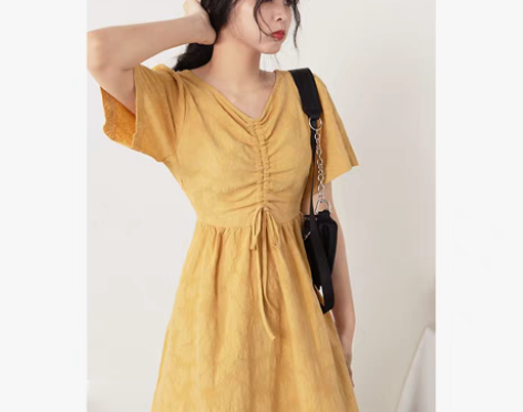 转卖SERTEND黄色连衣裙春款夏v领收腰...