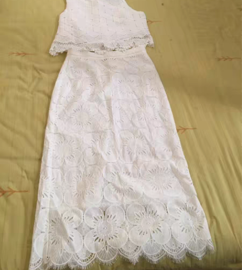 白色蕾丝套装，长度到小腿，非常淑女，民族风...