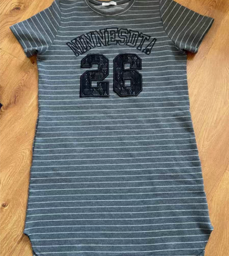 女款半长运动风连衣裙，20元，不包邮 感兴...