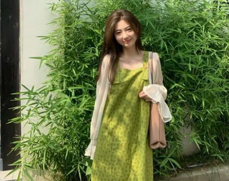 转卖早秋迪士尼拍照吊带裙网红女装港风复古衬...