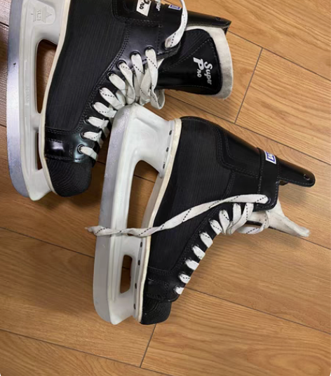 包邮全新冰鞋，买了很多年未使用。8号半大小。 感兴趣的话点“...