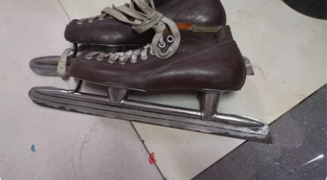 家里边翻出来的老跑刀牛皮冰鞋 有年头了  ...