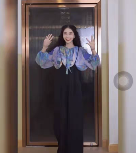 包邮【原装正品现货秒发】两三事高跷少女春秋...