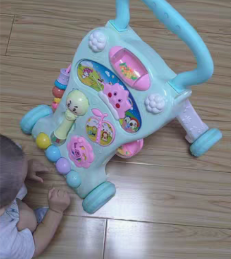 学步车，买奶粉送的，忘记是乐友还是丽家了，...