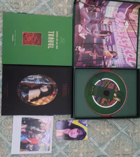 出mamamoo专辑，迷你11，深绿和浅绿...