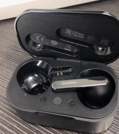 飞利浦耳塞，右塞1只，充电盒。2022年买...