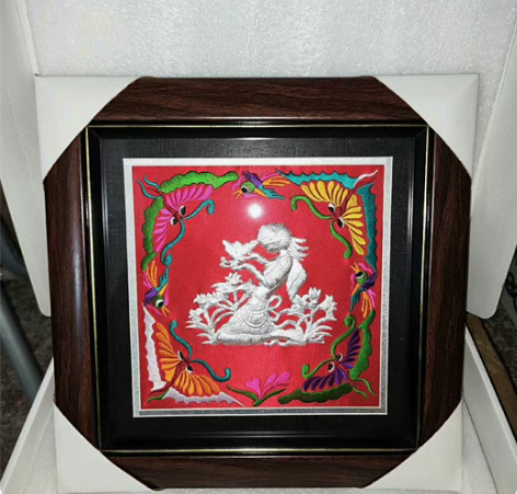 贵州贺银匠“蝴蝶姑娘”银画,刺绣画底,足银...