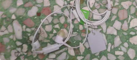 包邮耳机3条，2条白色是一加的，一条是传音...