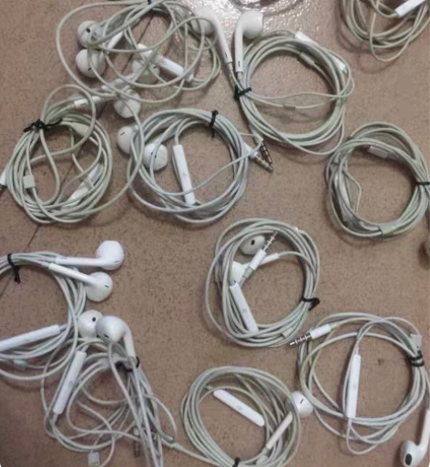 个人闲置一副耳机、推拉加减音量，通话清晰，...