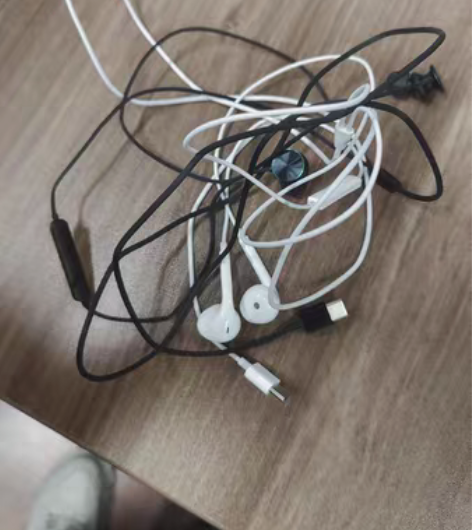 两副OPPO原装耳机，黑色的是之前OPPO...